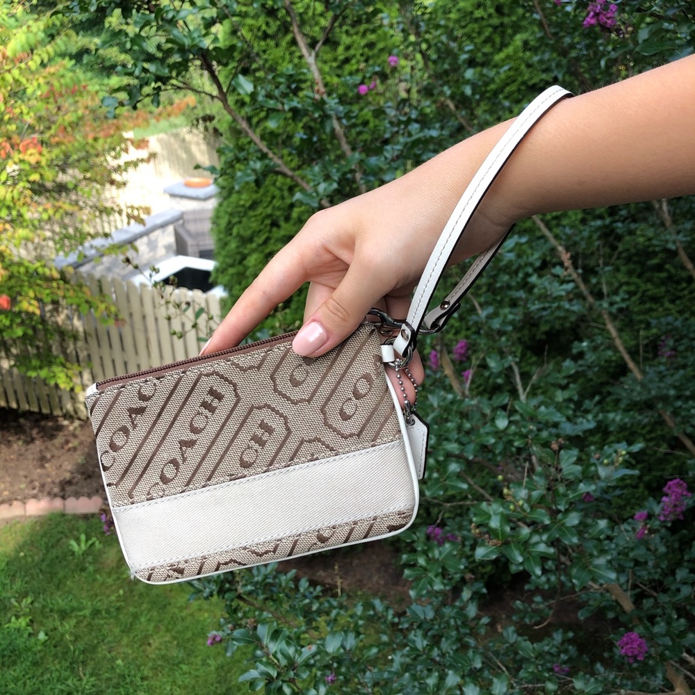 Coach Wristlet✨